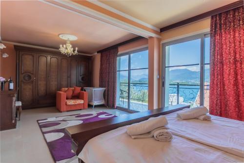 Un dormitorio con una cama grande y una ventana grande. en Villa Tivat, en Tivat