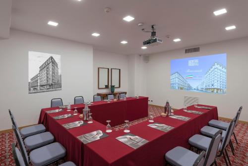 a conference room with a long table and chairs at Bettoja Hotel Mediterraneo in Rome