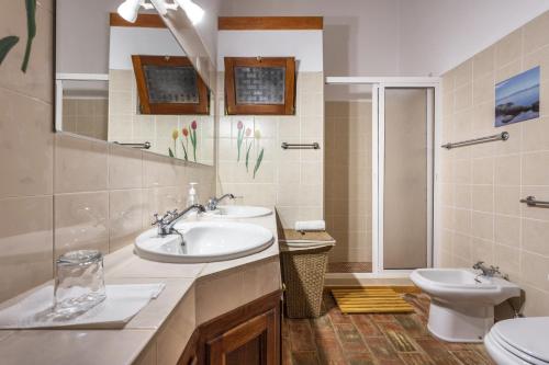 カバナス・デ・タビラにあるTypical Algarvian Family Homeのバスルーム(洗面台、トイレ付)