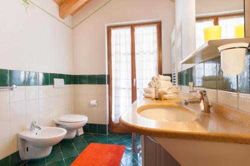 bagno con lavandino e servizi igienici di Casa Nonni a Molveno