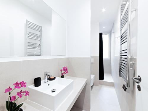 Koupelna v ubytování LivinParis - Luxury 3 & 4 Bedrooms Montmartre I