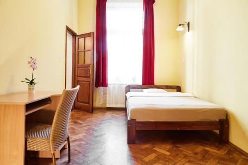 Schlafzimmer mit einem Bett, einem Schreibtisch und einem Fenster in der Unterkunft 3 bedroom apartment Kołłątaja Street in Krakau