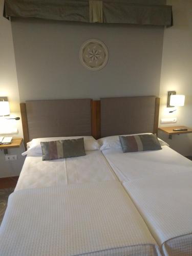 Katil atau katil-katil dalam bilik di Parador de Lorca