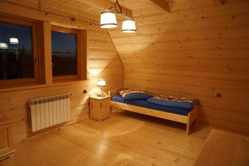 Postel nebo postele na pokoji v ubytování Dom z widokiem na Wierchy. Traditional folk house