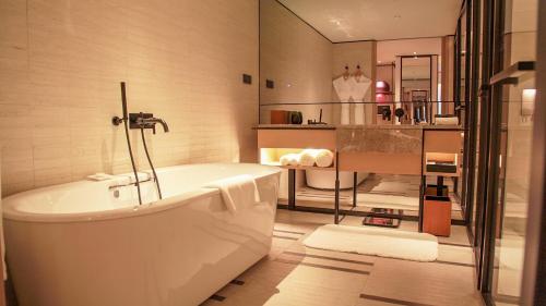 Ванна кімната в THE MUMIAN HOTEL Shenzhen luohu
