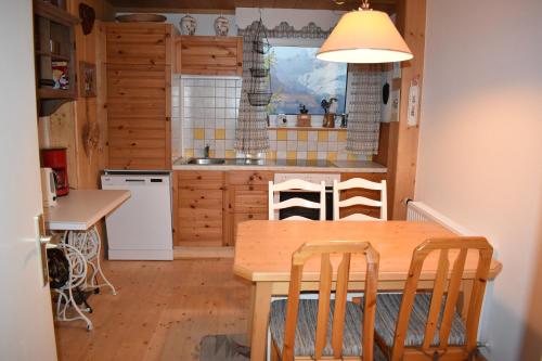 バードガシュタインにあるWohnung Enzianのキッチン(木製テーブル、椅子付)