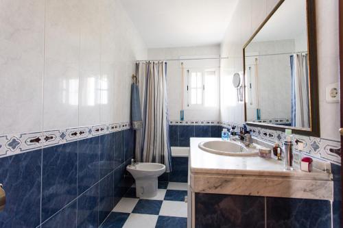 エル・プエルト・デ・サンタマリアにあるDunas villaのバスルーム(洗面台、トイレ、鏡付)