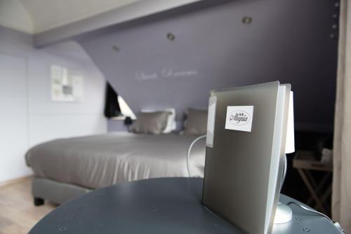 Habitación con cama y mesa con monitor en B&B Alegría en Mechelen