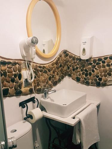 ein Badezimmer mit Waschbecken und Spiegel in der Unterkunft Austeria in Ostróda