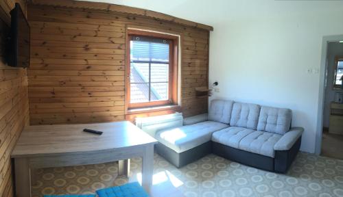 a living room with a couch and a table at Parkweg Lodge in Faak am See