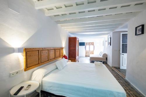 - une chambre avec un grand lit dans l'établissement Bekkeh, à Vejer de la Frontera