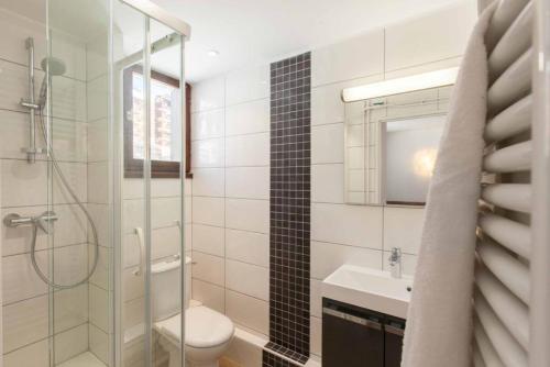 une salle de bain avec toilettes, lavabo et douche dans l'établissement Bois des Coqs, à Saint-Chaffrey