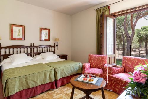 A bed or beds in a room at Parador de Tordesillas