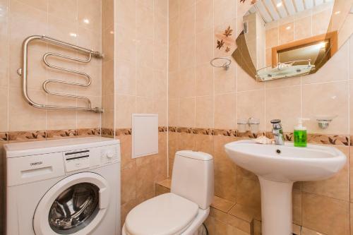 a bathroom with a washing machine and a sink at Апартаменты на Тимирязева 35 in Nizhny Novgorod