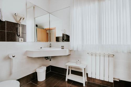 ログローニョにあるHotel Isasaの洗面台と鏡のある白いバスルーム