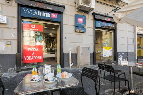 un tavolo con sopra del cibo di fronte a un negozio di Opera Home Principe Umberto a Napoli
