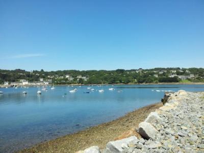 une grande étendue d'eau avec des bateaux. dans l'établissement LD St Guénolé, à Keralcun