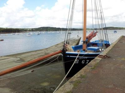 un bateau est amarré à un quai dans l'eau dans l'établissement LD St Guénolé, à Keralcun