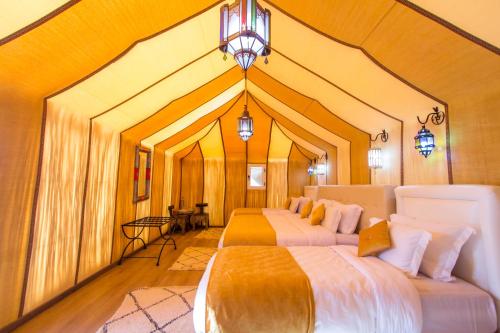 Postel nebo postele na pokoji v ubytování Sahara Sky Luxury Camp
