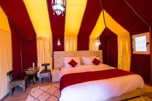 Postel nebo postele na pokoji v ubytování Sahara Sky Luxury Camp