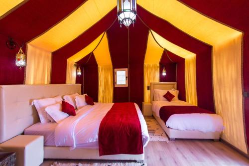 Postel nebo postele na pokoji v ubytování Sahara Sky Luxury Camp