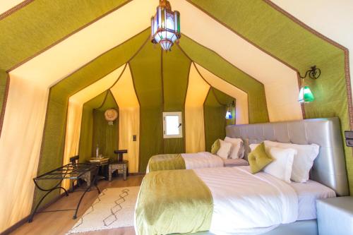 Postel nebo postele na pokoji v ubytování Sahara Sky Luxury Camp