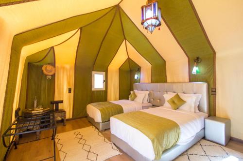 Postel nebo postele na pokoji v ubytování Sahara Sky Luxury Camp