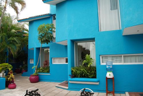 a blue building with a parking meter in front of it at Hotel Villas Las Anclas in Cozumel