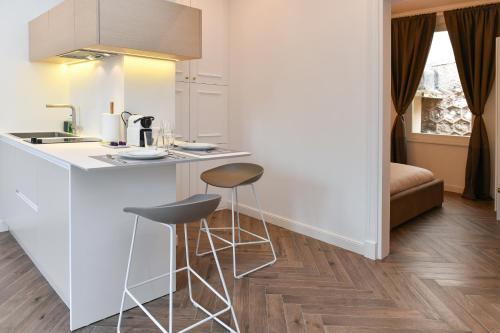 une cuisine avec un comptoir et deux tabourets dans l'établissement 1 bedroom Apartment next to Monaco, à Beausoleil