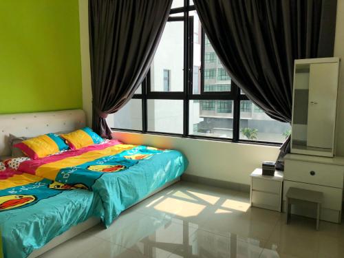 1 dormitorio con cama, ventana y TV en i-Walker @ IOI Conezion Putrajaya, en Putrajaya