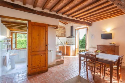 eine Küche und ein Esszimmer mit einem Tisch und Stühlen in der Unterkunft Fattoria Montignana in San Casciano in Val di Pesa