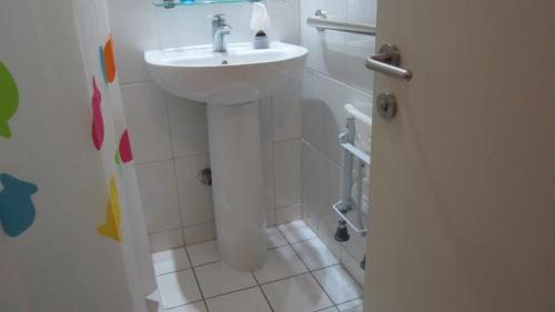 a bathroom with a sink and a toilet at Departamento San Alfonso in Algarrobo