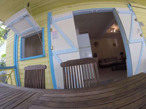 a play house with two chairs and a table at La plage de Petit-Havre in Le Gosier