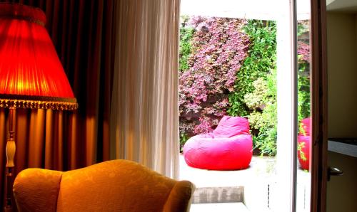 a red bean bag chair in front of a door at Avogaria 5 Rooms in Venice