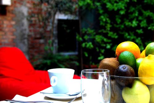 a bowl of fruit sitting on top of a table at Avogaria 5 Rooms in Venice