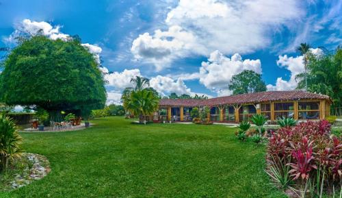 Κήπος έξω από το Finca Hotel La Negrita