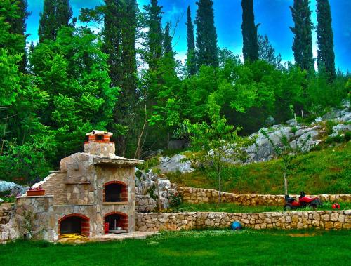 Κήπος έξω από το Villa Petra