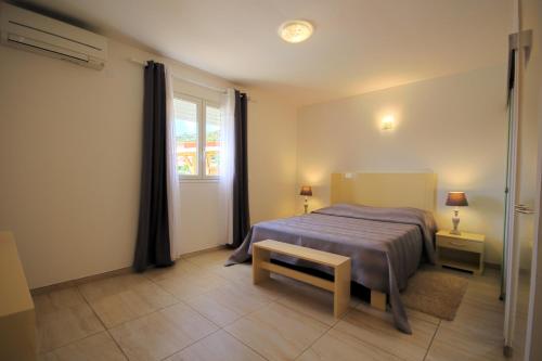 Una cama o camas en una habitación de Modern villa closed to the beach (MQSL16)