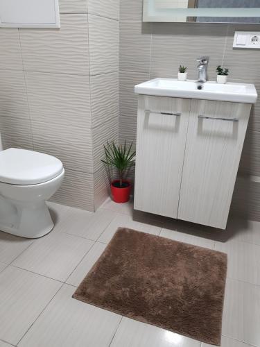 y baño con lavabo blanco y aseo. en Стильные аппартаменты на Новых Домах en Járkov