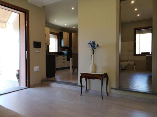 Un televizor și/sau centru de divertisment la Luxury Home Bosa Marina ,Oristano