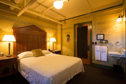 McMenamins Grand Lodgeにあるベッド