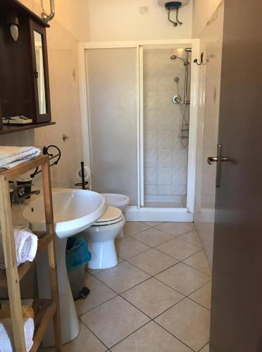 a bathroom with a toilet and a sink and a shower at Agriturismo Il Poderino in Tarquinia