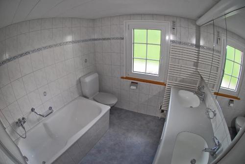 La salle de bains est pourvue d'une baignoire, de toilettes et d'un lavabo. dans l'établissement Ferienhaus Brand, à Gais