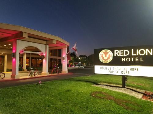 a red lion hotel sign in front of a building at Red Lion Hotel Redding in Redding