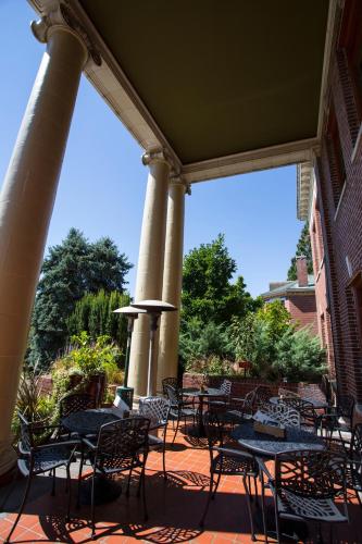 McMenamins Grand Lodgeにあるレストランまたは飲食店
