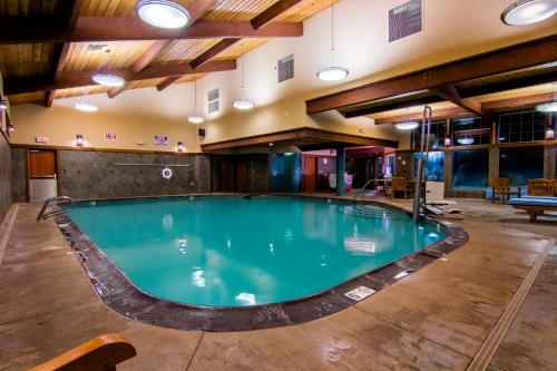 uma grande piscina num grande edifício com tectos em madeira em The Mill Casino Hotel em North Bend