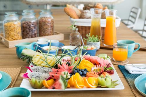een fruitschaal op een tafel met drankjes bij Moonstone - Samui's Premier Private Villa in Bangrak Beach