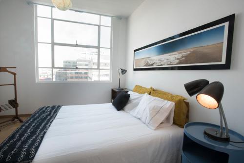 Ένα ή περισσότερα κρεβάτια σε δωμάτιο στο Dúplex/terraza privada en corazón Centro Histórico