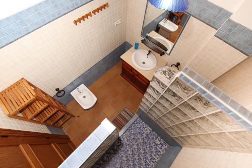 an overhead view of a bathroom with a toilet and sink at casa del gastronomo in Cortes de la Frontera