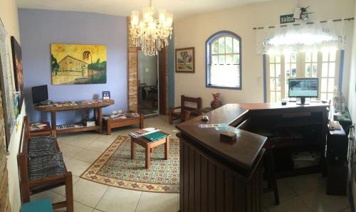 a living room with a desk and a piano at Abigail Condé in Ouro Preto